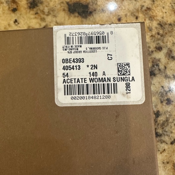 Brand new Burberry sunnies - Picture 5 of 5